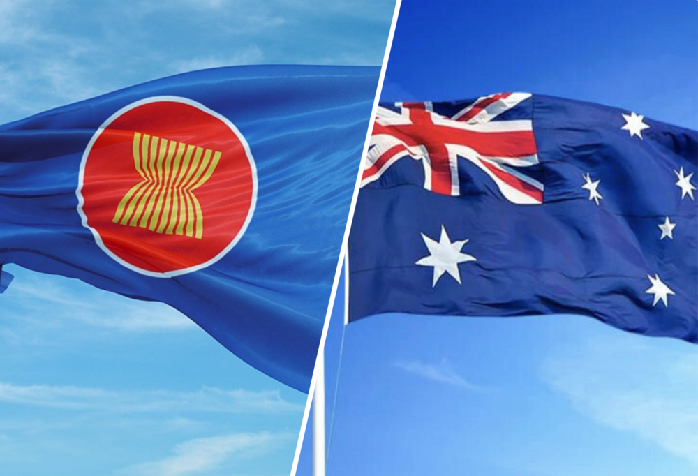 Po lewej stronie flaga ASEAN, a po prawej stronie flaga Australii