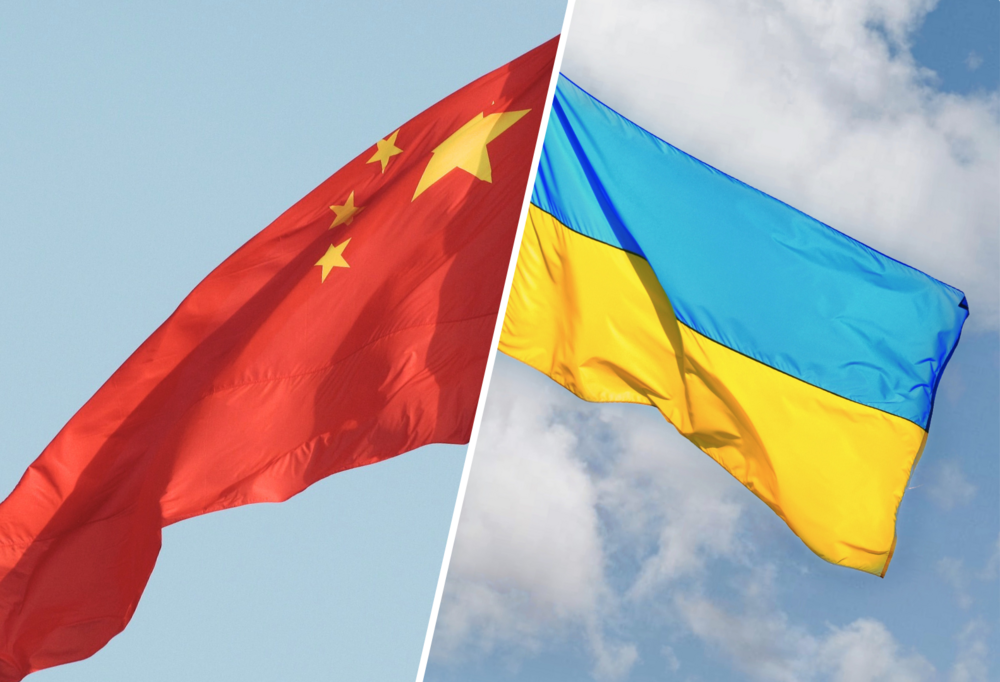 Po lewej stronie flaga Chin, a po prawej stronie flaga Ukrainy