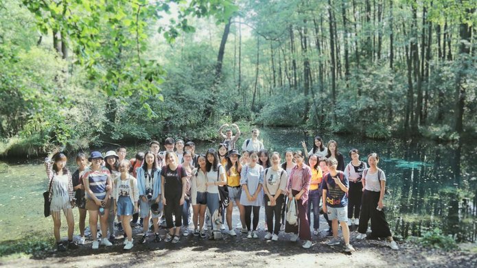 Studenci z Chin na wycieczce w lesie podczas szkoły letniej/Chinese students on a trip in the woods during summer school