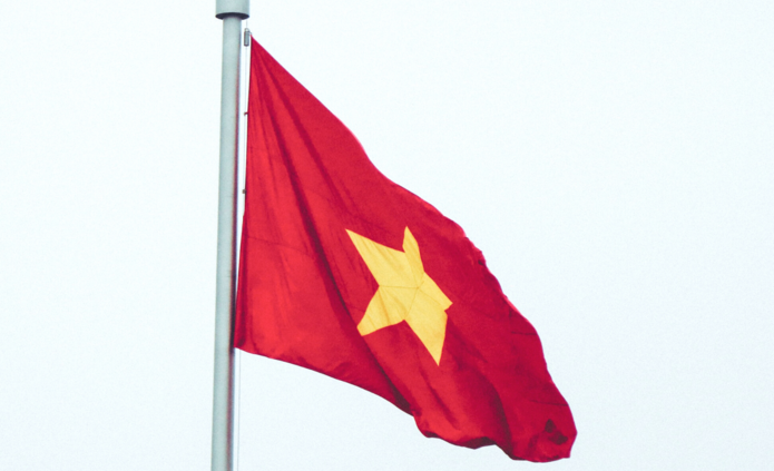 Powiewająca flaga Wietnamu na tle nieba