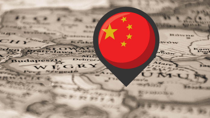 Pinezka z flagą Chin wbita w mapę Rumunii/A pushpin with the Chinese flag stuck in the map of Romania