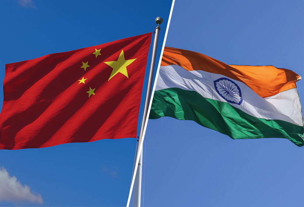 Po lewej stronie flaga Chin, a po prawej stronie flaga Indii