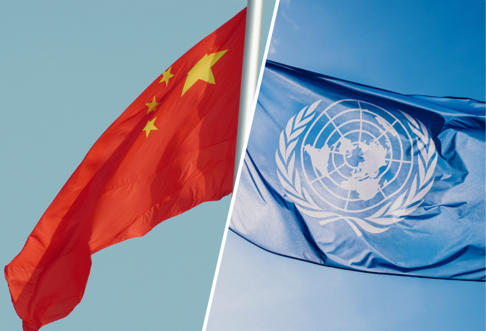 Po lewej stronie flaga Chin, a po prawej stronie flaga ONZ/On the left is the Chinese flag and on the right is the UN flag