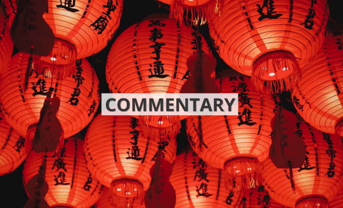 Lots of red lanterns in East Asian style with the inscription 'commentary'