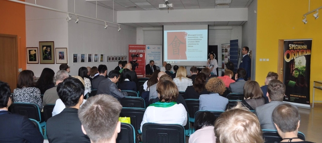 Grupa osób słucha wykładu podczas konferencji naukowej LEAM 2014 w sali rady wydziału na Wydziale Studiów Międzynarodowych i politologicznych Uniwersytetu Łódzkiego/A group of people listens to a lecture during the LEAM 2014 scientific conference in the faculty council room at the Faculty of International and Political Studies at the University of Lodz