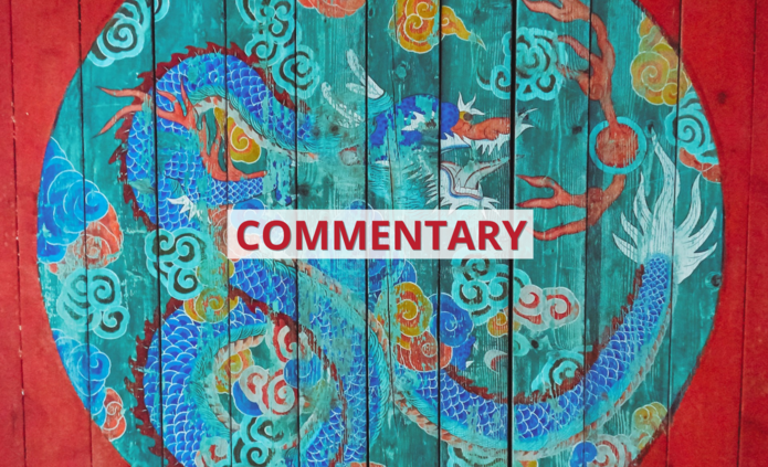 Namalowany na czerwonym drewnie wielobarwny okrąg ze smokiem we wschodnioazjatyckim stylu z napisem ‘commentary’ / A multicolored circle with a dragon painted on red wood in East Asian style with the inscription 'commentary'