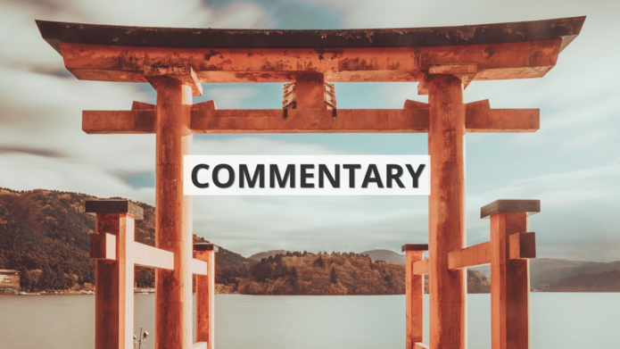 Czerwona brama Torii na tle morza z napisem ‘commentary’/The red gate of the Torii against the background of the sea with the inscription 'commentary'