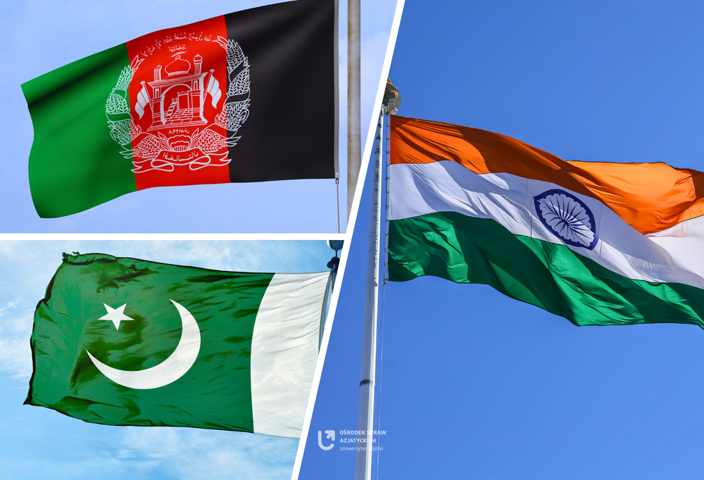 W lewym górnym rogu flaga Afganistanu, w lewym dolnym rogu flaga Pakistanu, a po prawej stronie flaga Indii