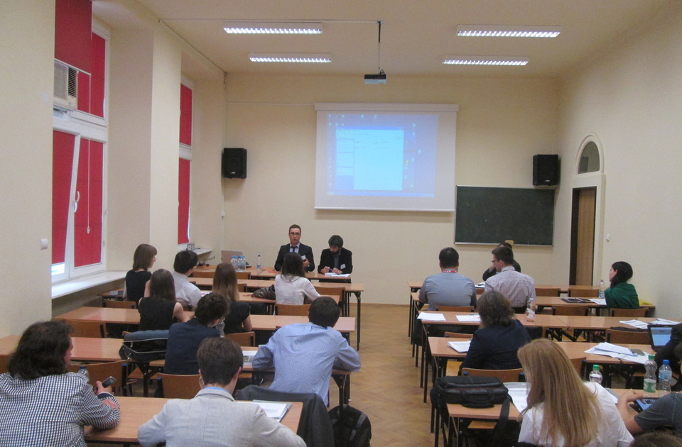 Grupa osób słucha wykładu podczas konferencji naukowej LEAM 2016 na Wydziale Studiów Międzynarodowych i Politologicznych Uniwersytetu Łódzkiego/A group of people listens to a lecture during the LEAM 2016 scientific conference at the Faculty of International and Political Studies at the University of Lodz