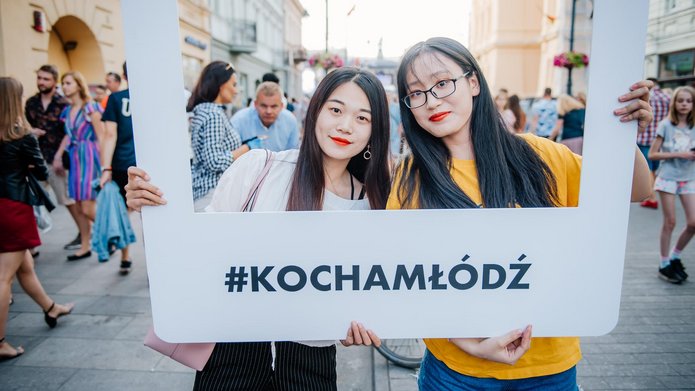 Studentki z Chin na ulicy Piotrkowskiej w Łodzi/Chinese students at Piotrkowska Street in Łódź