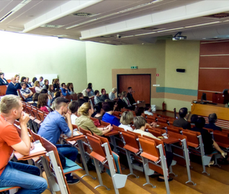 Studenci słuchają wykładu na auli/Students listen to a lecture in the auditorium