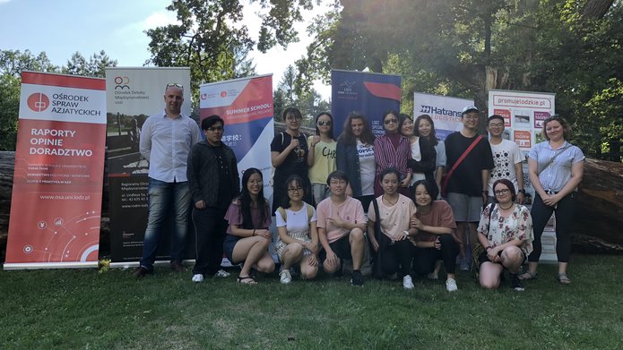 Uczniowe z Chin i Polski podczas szkoły letniej w parku/Students from China and Poland during summer school in the park