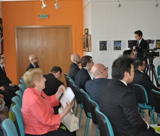 Grupa osób słucha wykładu podczas konferencji naukowej LEAM 2014 w sali rady wydziału na Wydziale Studiów Międzynarodowych i politologicznych Uniwersytetu Łódzkiego/A group of people listens to a lecture during the LEAM 2014 scientific conference in the faculty council room at the Faculty of International and Political Studies at the University of Lodz