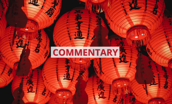 Wiele czerwonych latarni we wschodnioazjatyckim stylu z napisem ‘commentary’/ Lots of red lanterns in East Asian style with the inscription 'commentary'