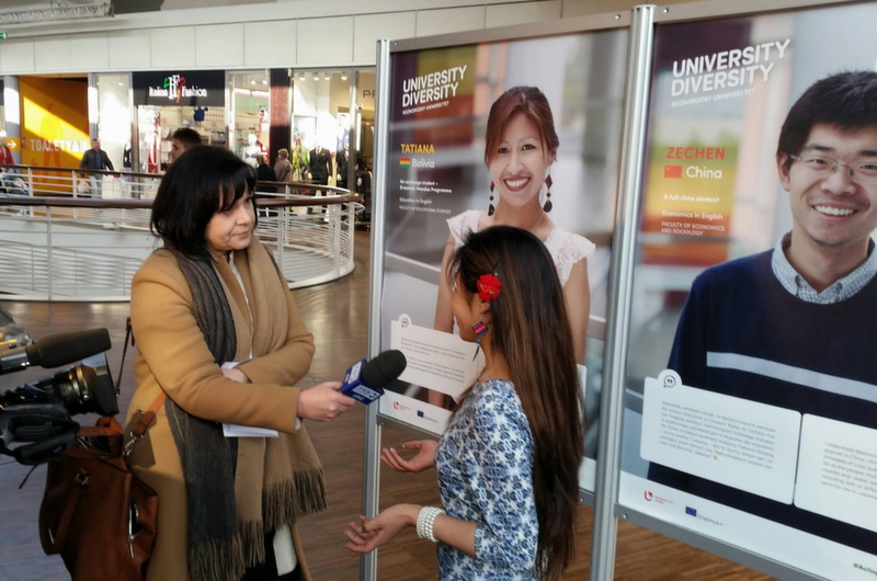 Dziennikarka przeprowadzająca wywiad ze studentką z Chin w Manufakturze/A journalist interviewing a student from China in Manufaktura