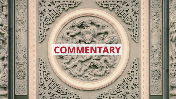 Płaskorzeźba przedstawiająca smoka we wschodnioazjatyckim stylu z napisem ‘commentary’ / A relief depicting a dragon in East Asian style with the inscription 'commentary'