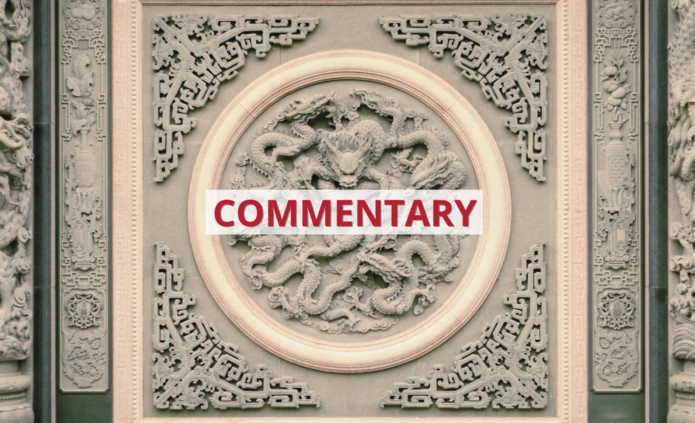 Płaskorzeźba przedstawiająca smoka we wschodnioazjatyckim stylu z napisem ‘commentary’ / A relief depicting a dragon in East Asian style with the inscription 'commentary'