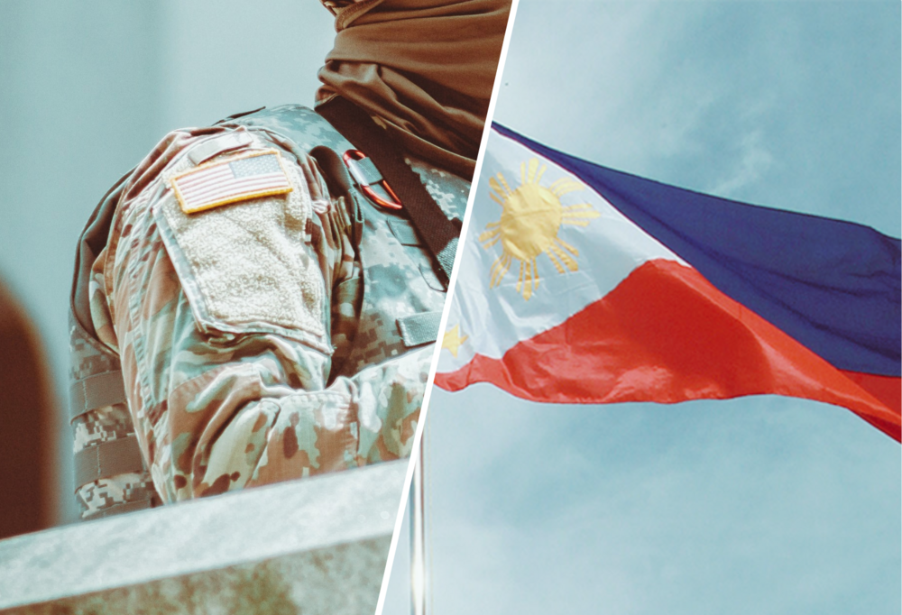 po lewej amerykański żołnierz w jasnym mundurze, po prawo flaga biało-granatowo-czerwona na tle błękitnego nieba (flaga filipin).