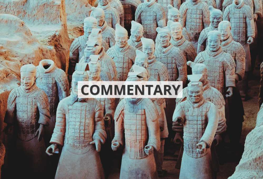 Wschodnioazjatyckie teraktotowe posągi żołnierzy z napisem ‘commentary’ / East Asian terracotta statues of soldiers with the inscription 'commentary'