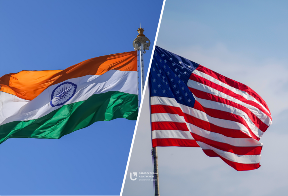 Po lewej stronie flaga Indii, a po prawej flaga USA