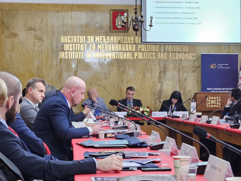 Grupa osób siedząca przy stole podczas konferencji/A group of people sitting at a table during a conference