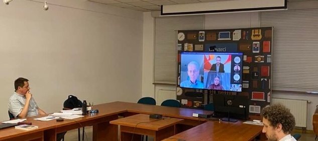 Dabata w formule hybrydowej podczas konferencji naukowej LEAM 2022 w sali rady wydziału na Wydziale Studiów Międzynarodowych i politologicznych Uniwersytetu Łódzkiego/Dabata in the hybrid formula during the LEAM 2022 scientific conference in the faculty council room at the Faculty of International and Political Studies at the University of Lodz