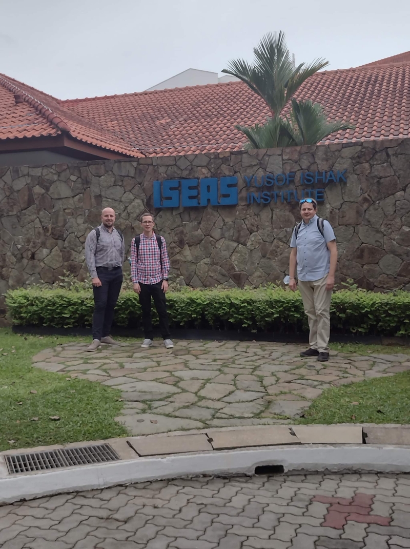 Trzech członków zespołu ośrodka przed budynkiem ISEAS w Singapurze/Three members of the centre in front of the ISEAS building in Singapore