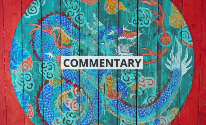 [Translate to English:] Namalowany na czerwonym drewnie wielobarwny okrąg ze smokiem we wschodnioazjatyckim stylu z napisem ‘commentary’ / A multicolored circle with a dragon painted on red wood in East Asian style with the inscription 'commentary'