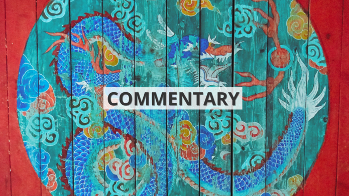 [Translate to English:] Namalowany na czerwonym drewnie wielobarwny okrąg ze smokiem we wschodnioazjatyckim stylu z napisem ‘commentary’ / A multicolored circle with a dragon painted on red wood in East Asian style with the inscription 'commentary'