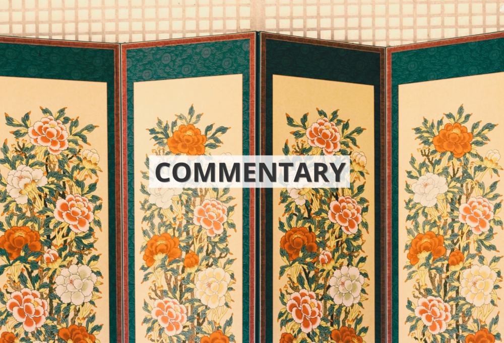Parawan z namalowanymi kwiatami we wschodnioazjatyckim stylu z napisem ‘commentary’ / East Asian wooden screen with painted flowers with the inscription 'commentary'