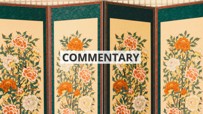 Parawan z namalowanymi kwiatami we wschodnioazjatyckim stylu z napisem ‘commentary’ / East Asian wooden screen with painted flowers with the inscription 'commentary'
