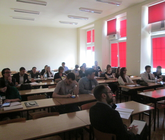 Grupa osób słucha wykładu podczas konferencji naukowej LEAM 2016 na Wydziale Studiów Międzynarodowych i Politologicznych Uniwersytetu Łódzkiego/A group of people listens to a lecture during the LEAM 2016 scientific conference at the Faculty of International and Political Studies at the University of Lodz