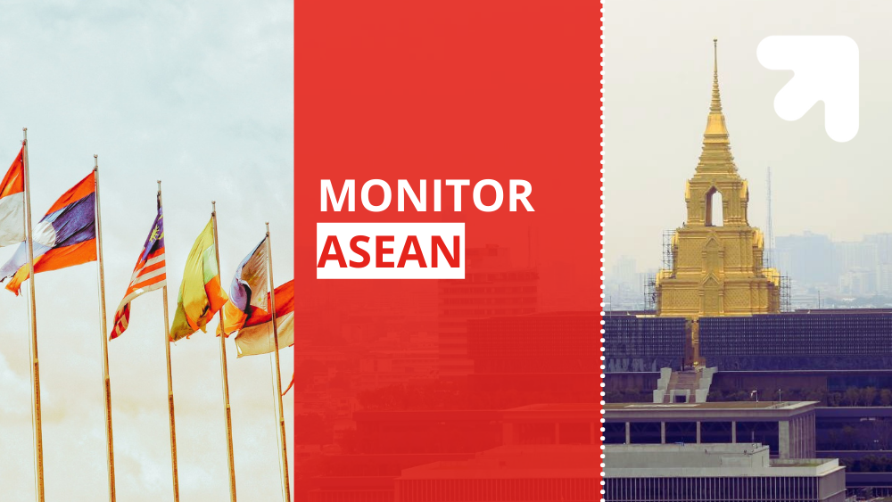 Po lewej stronie powiewające flagi państw ASEAN zawieszone na masztach, na środku czerwono biały napis "monitor ASEAN", po prawej złoty budynek z Tajlandii z białym logo UŁ w prawym górnym rogu