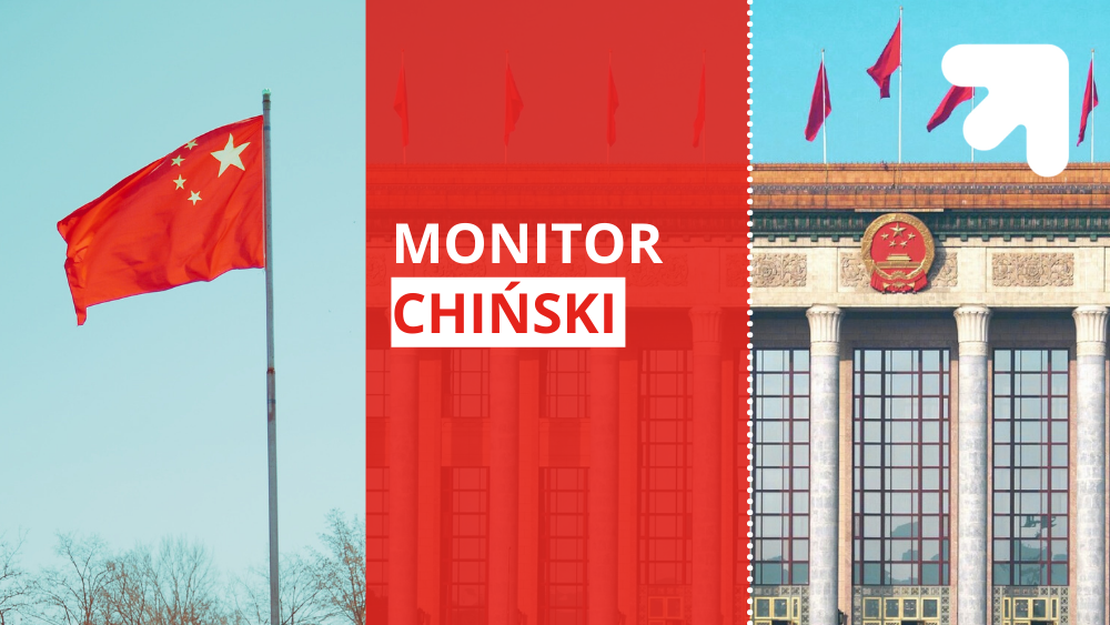 Po lewej stronie chińska flaga powiewająca na maszcie, na środku czerwono-biały napis "monitor chiński", po prawej rządowy budynek ChRL z chińskimi flagami powiewającymi na dachu, a także białe logo UŁ w prawym górnym rogu