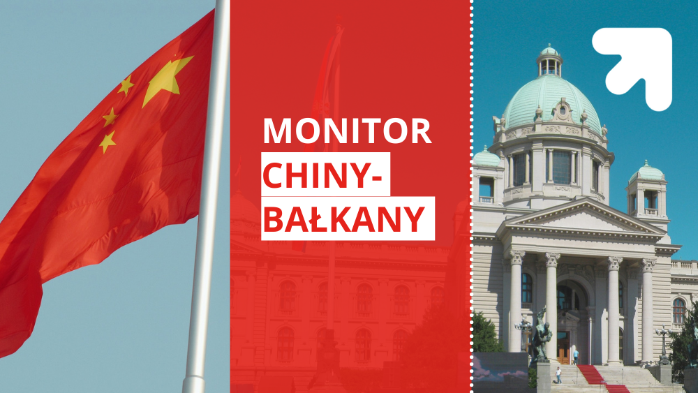 Po lewej stronie powiewająca flaga ChRL na maszcie, na środku czerwono-biały napis &quot;monitor Chiny-Bałkany&quot;, po prawej stronie biały budynek z filarami i kopuła, a także białe logo UŁ w prawym górnym rogu