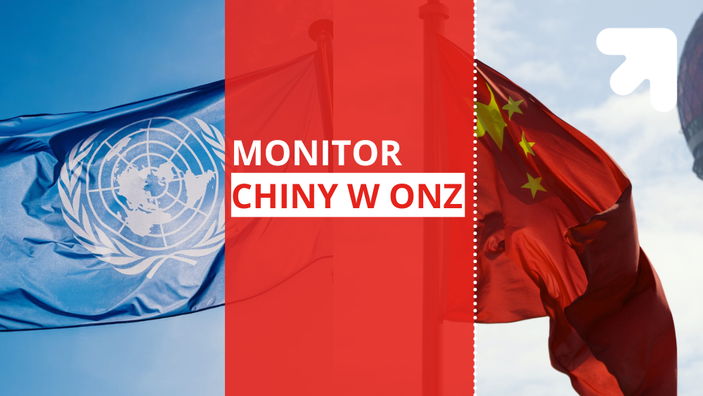 Po lewej stronie powiewająca flaga ONZ, na środku czerwono-biały napis &quot;Monitor Chiny w ONZ&quot;, po prawej stronie powiewająca flaga Chin, a także białe logo UŁ w prawym górnym rogu