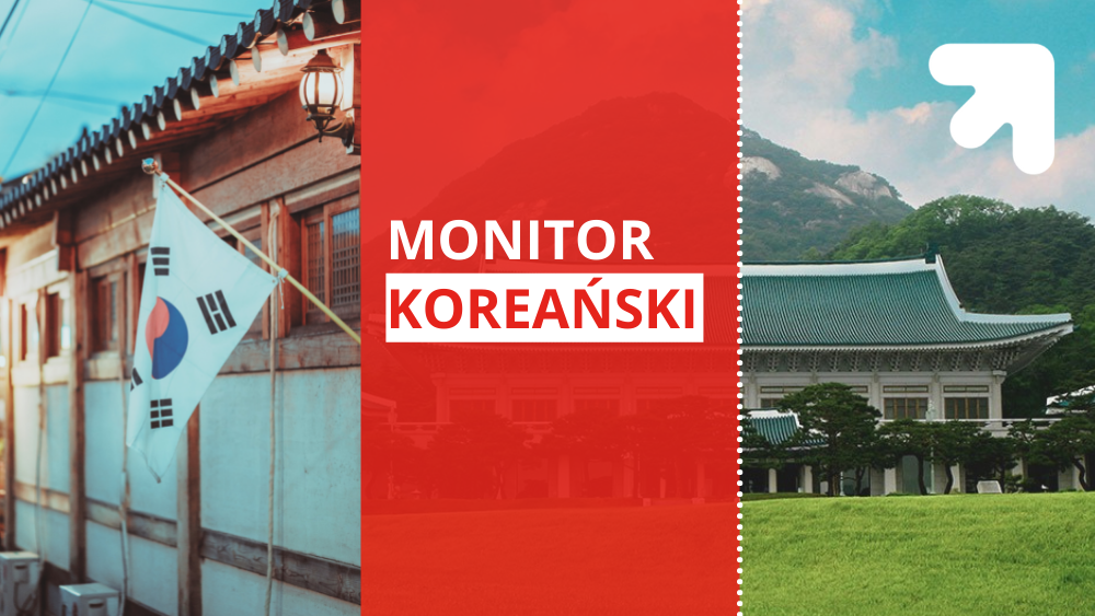 Po lewej stronie flaga Korei Południowej wbita w ścianę budynku, na środku czerwono-biały napis "monitor koreański", po prawej stronie tradycyjny koreański budynek z górami w tle, a także białe logo UŁ w prawym górnym rogu