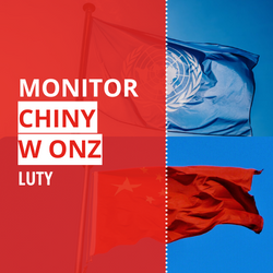 Po lewej stronie napis „Monitor Chiny w ONZ luty” na czerwonym tle, po prawej stronie powiewające flagi ONZ i Chin
