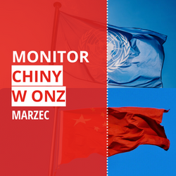 Po lewej stronie napis „Monitor Chiny w ONZ marzec” na czerwonym tle, po prawej stronie powiewające flagi ONZ i Chin